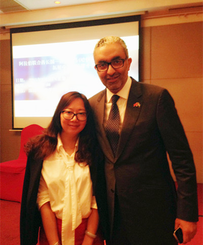  港豐集團(tuán)CEO魏曉嶸與拉斯海馬自貿(mào)區(qū)主席艾哈邁德親王在推介會(huì)現(xiàn)場