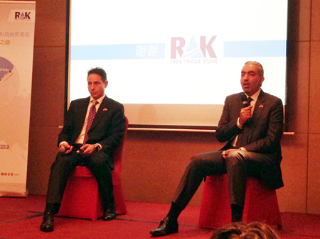 拉斯海馬自貿(mào)區(qū)主席艾哈邁德親王與署理CEO拉米?加拉德介紹拉斯海馬自貿(mào)區(qū)投資環(huán)境及投資優(yōu)勢