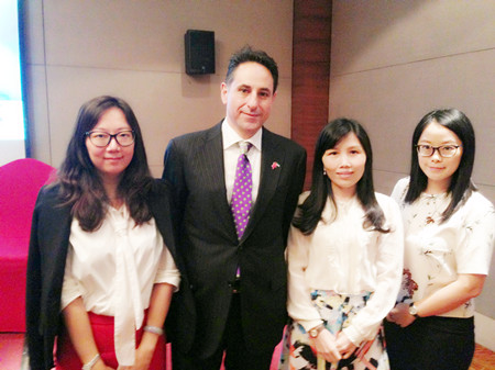 （左起）港豐集團(tuán)CEO魏曉嶸與自貿(mào)區(qū)署理CEO拉米?加拉德、港豐集團(tuán)副總?cè)~惠霞、港豐集團(tuán)業(yè)務(wù)總監(jiān)李瑞琪現(xiàn)場洽談