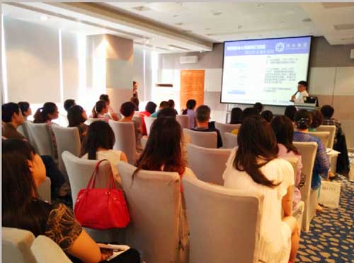 港豐高級講師景浪先生正給客戶分析離岸經(jīng)營的案例和實操 港豐高級講師景浪先生正給客戶分析離岸經(jīng)營的案例和實操