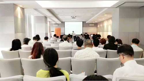 匯豐中國資本市場部總監(jiān)Jono先生精彩演講中 匯豐中國資本市場部總監(jiān)Jono先生精彩演講中