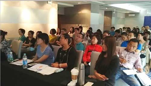 客戶認真聆聽并做筆記 客戶認真聆聽并做筆記