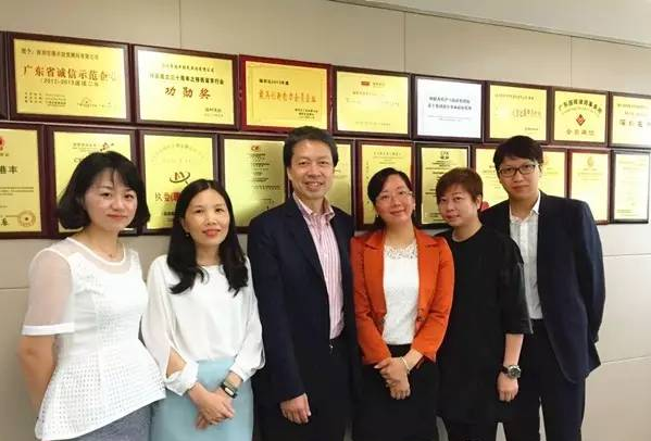 恒生銀行高級(jí)副總裁蔡爾全、港豐CEO魏曉嶸與恒生銀行高管合影